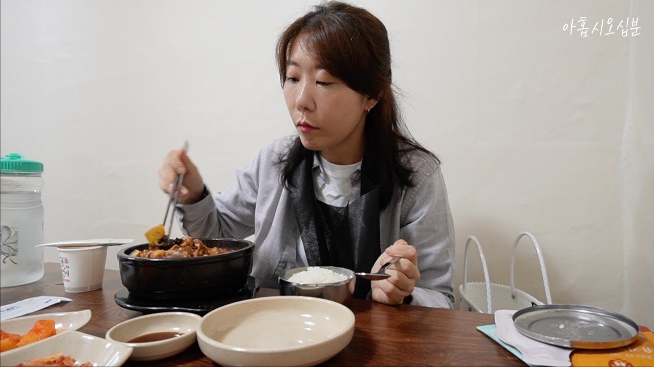 먹방 브이로그 감자탕 멸종 시키는 일상, 눈뜨자마자 마라탕 끓이고, 살크업 뭘 많이 먹네, 쇼핑 언박싱, 돈까스, 돼지갈비찜, 순댓국, 과자, 빵
