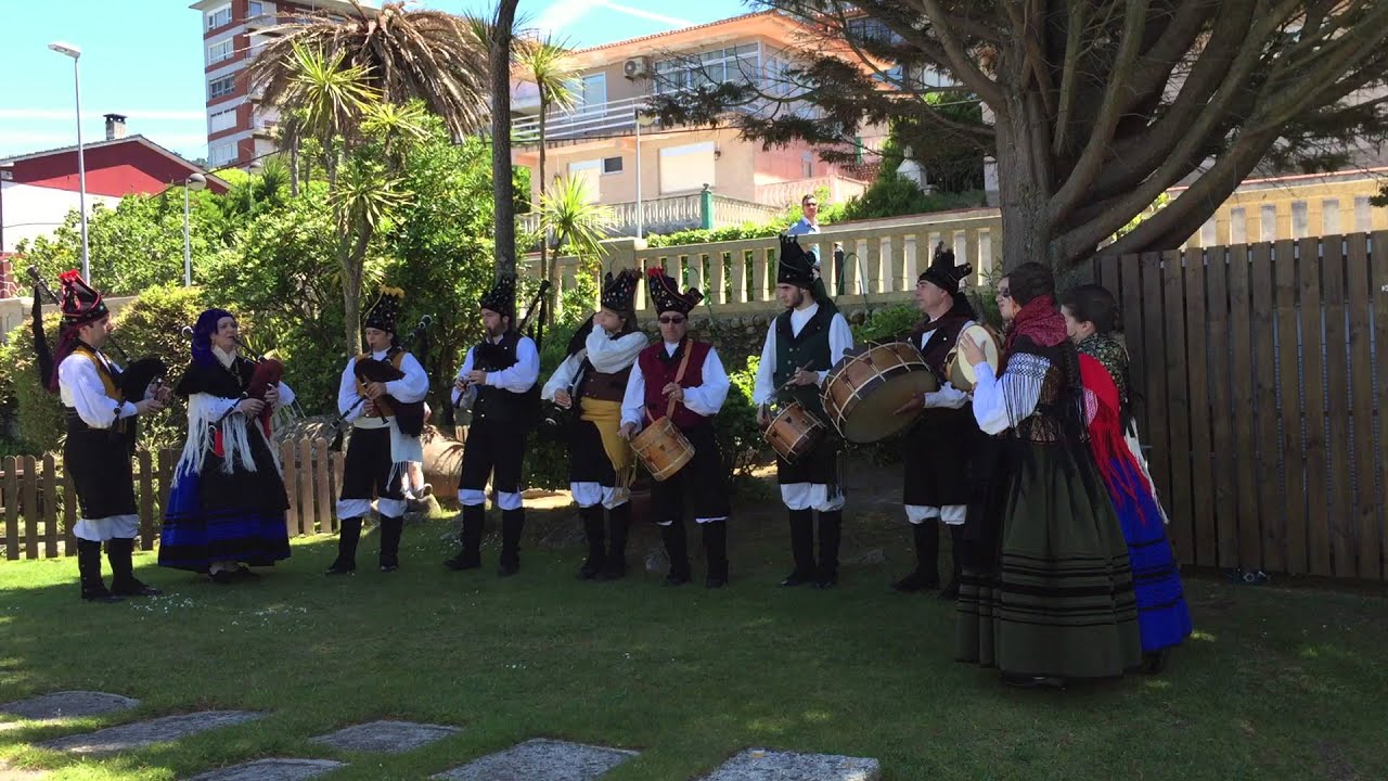Grupo de gaitas Retrouso en voda en Baiona: Viva Vigo [2015]