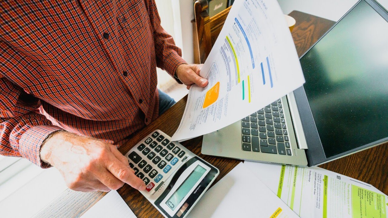 Money-saving expert shows how to avoid 'very expensive mistake' paying for power