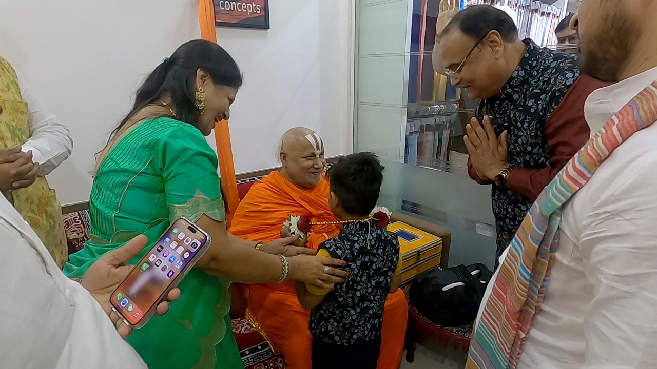 RamKrishna Group me Aashirvad dene pahoonche Rambhadracharyaji maharaj