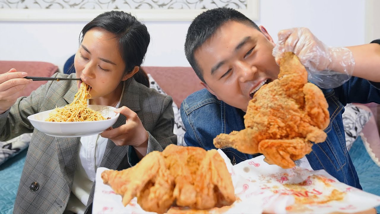 Прожорливый заказ посреди ночи, 2 хрустящих жареных курицы + лапша Чунцин, идеально! #ChefChao