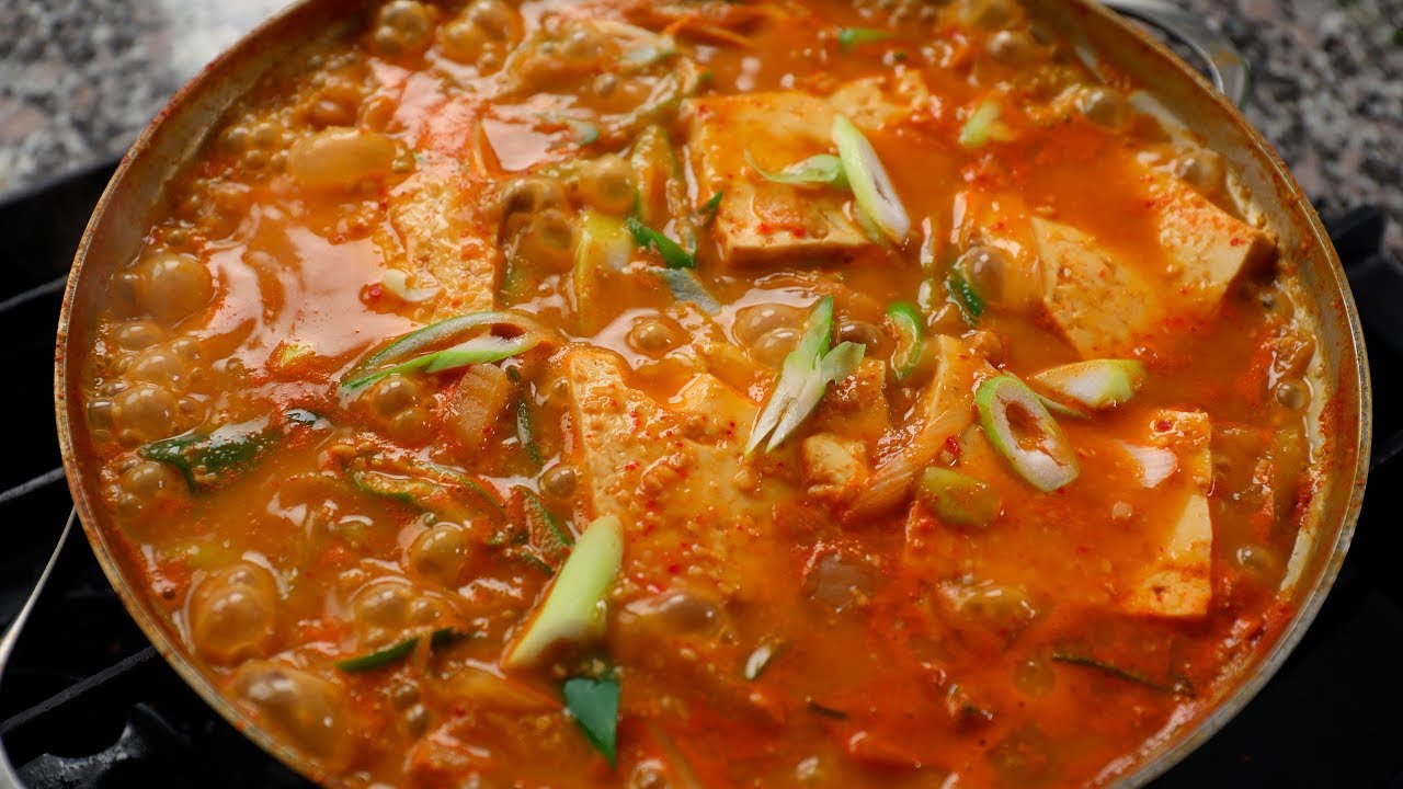 Cheonggukjang-jjigae (Рагу из очень сильно ферментированной соевой пасты) 청국장 찌개
