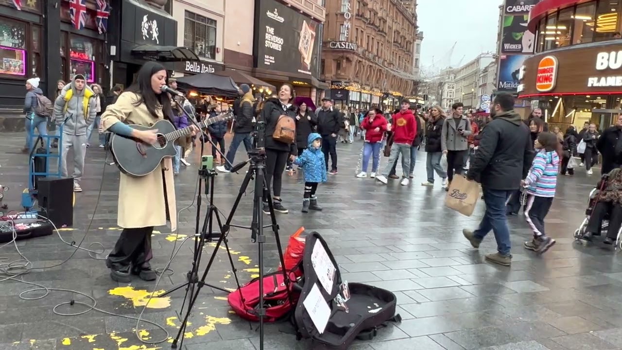 🇬🇧 [4K] Dec 2022, AMAZING Street Performance Leire ,Leicester Square London