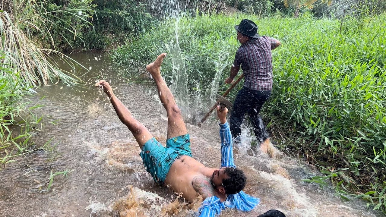 Seu Biu Trola Seu Chico e Seu Valder com uma Cobra dentro do Rio