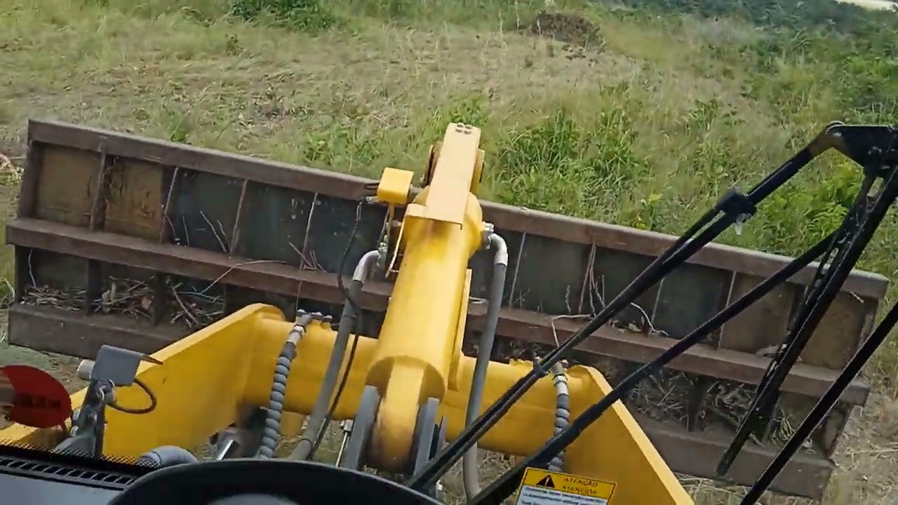 SDLG com garfo enleirador