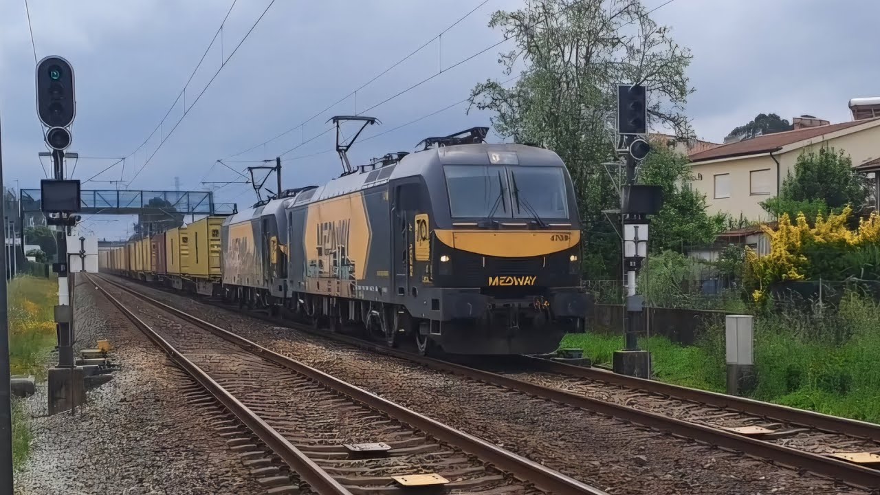 Comboios pela manhã em São Martinho do Campo - Medway e CP