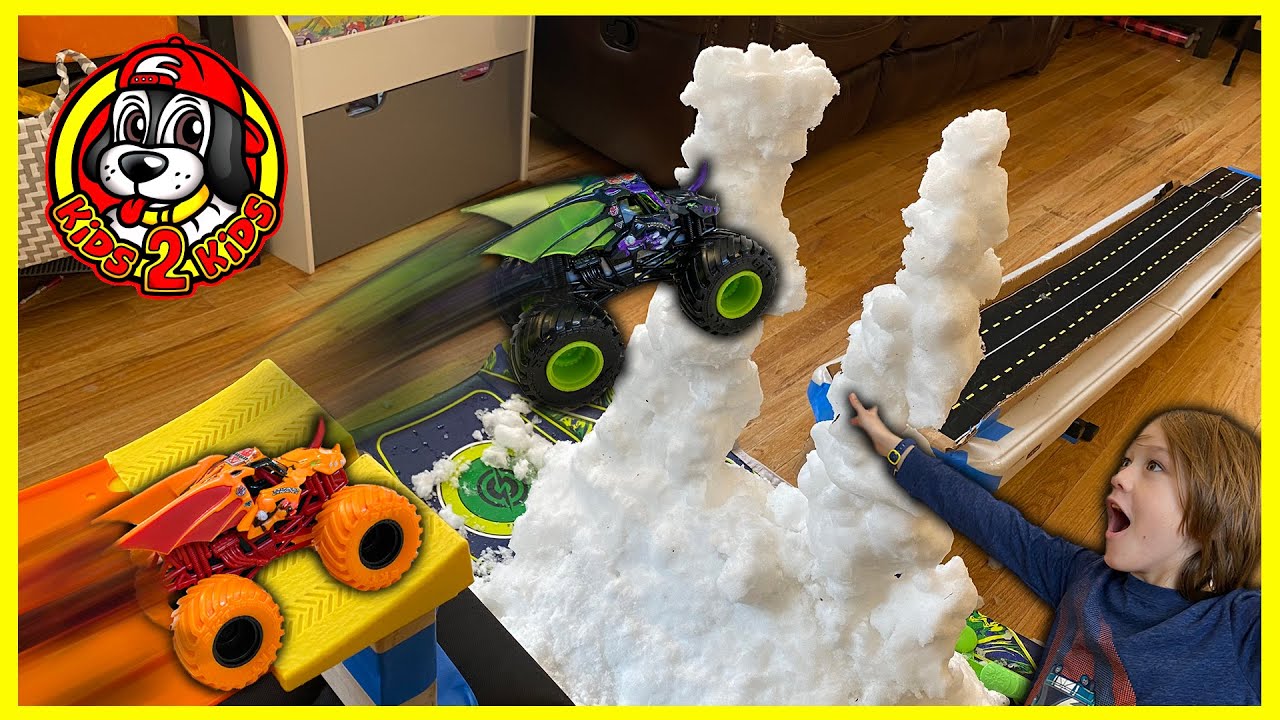 DRAGONOID Monster Truck Downhill Racing 🌨SNOW INSIDE OUR HOUSE - 2022 Monster Jam Toys (Series 17)