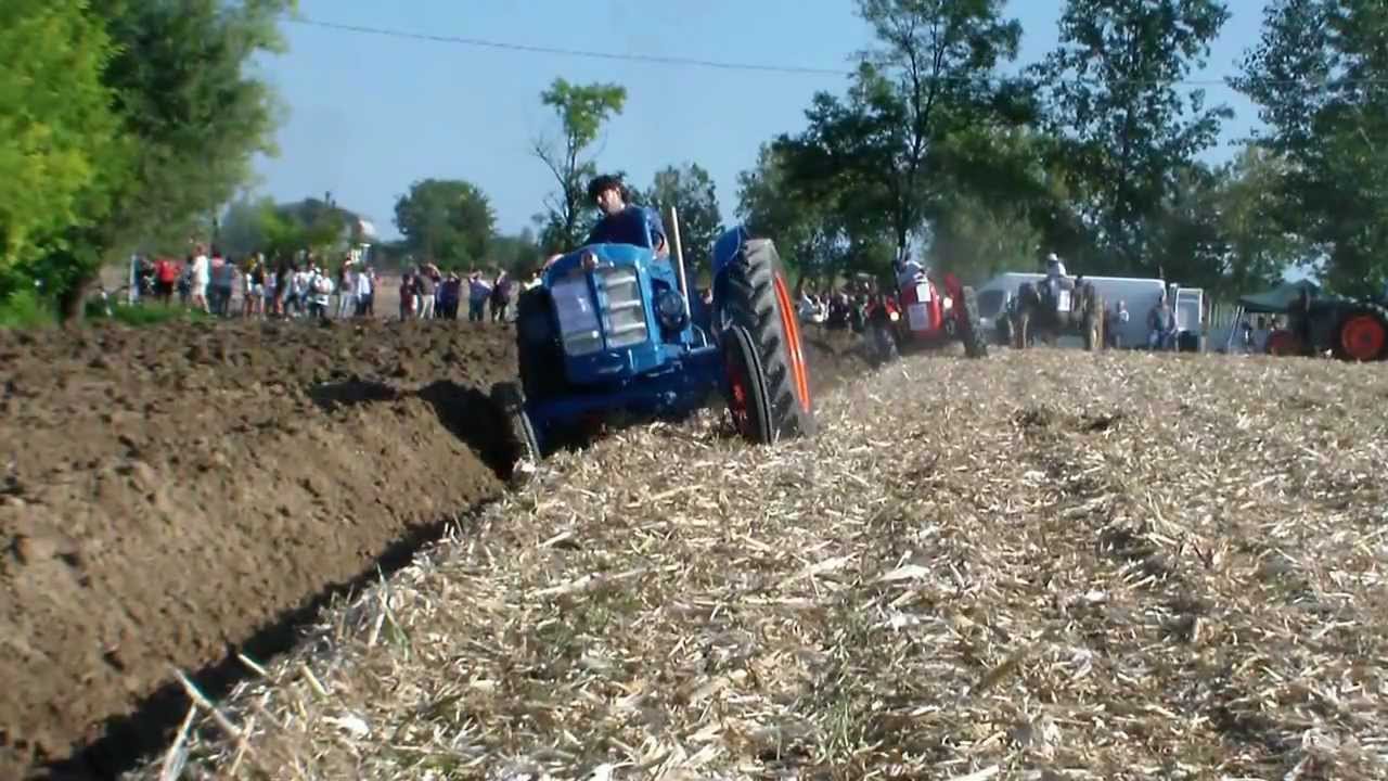 Aratura con trattori d'epoca a Corbolone.mp4