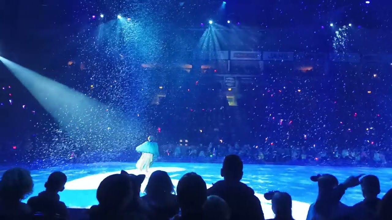 Coronation day - Elsa freezes Arondale #frozen #Disney_on_ice