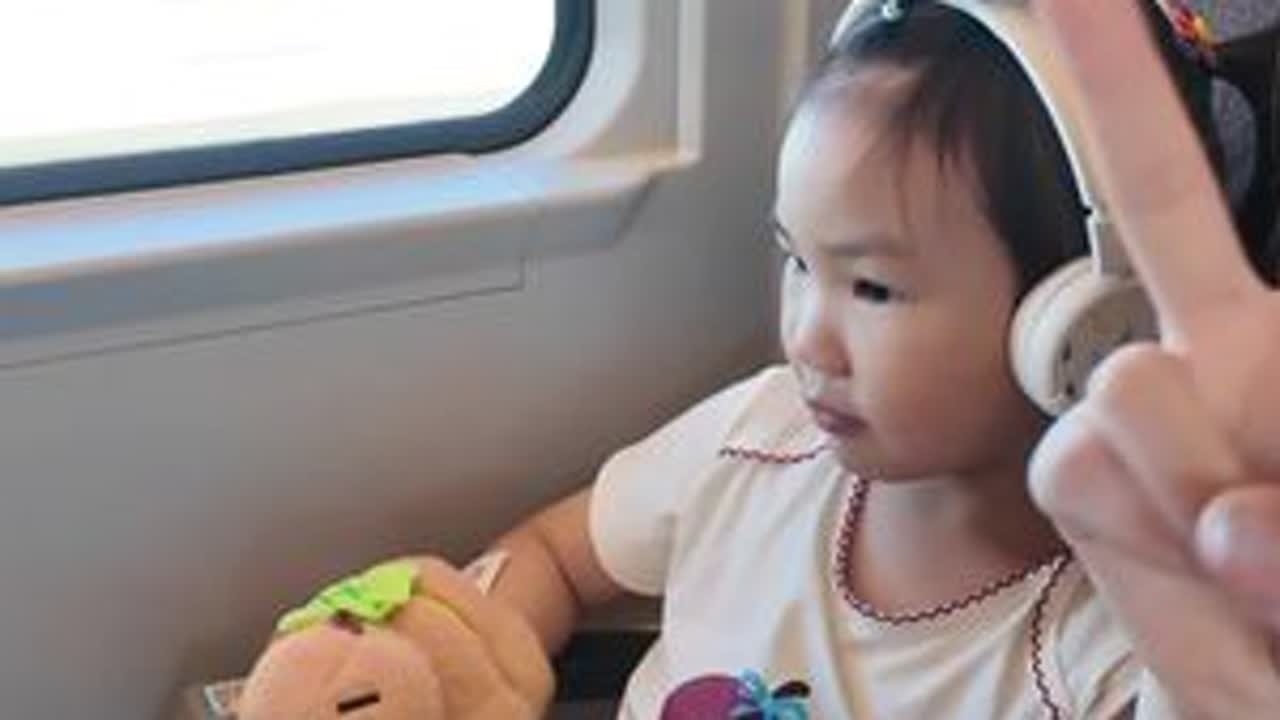 拥有一个明事理的女儿是什么体验～ 什么事都可以和她商量，很多道理都不用我再多重复，她已经自己理解很多事情记得很多道理了～#带娃出行 #记录生活 #日常生活 #坐高铁 #带娃出门