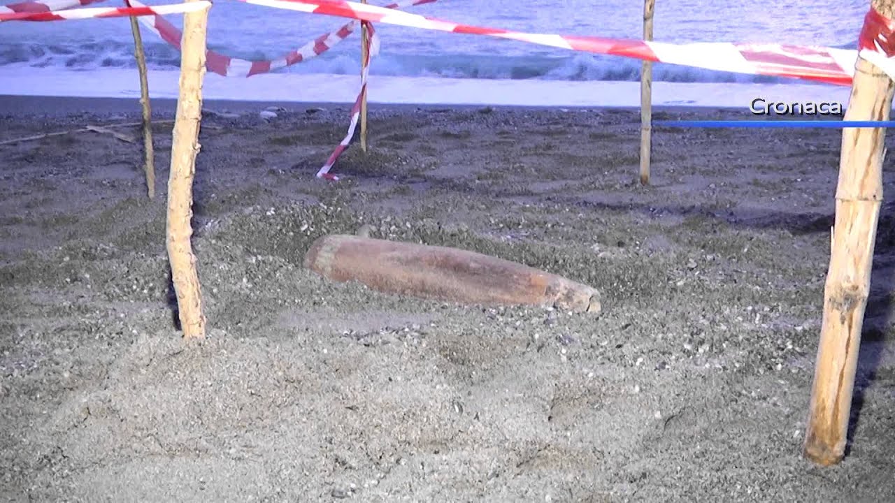 Ordigno bellico a Grisolia, il mare se lo riprende
