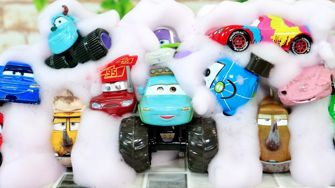 Disney Pixar Cars☆Various Cars miniature cars climb Tomica's hill and jump into the water.