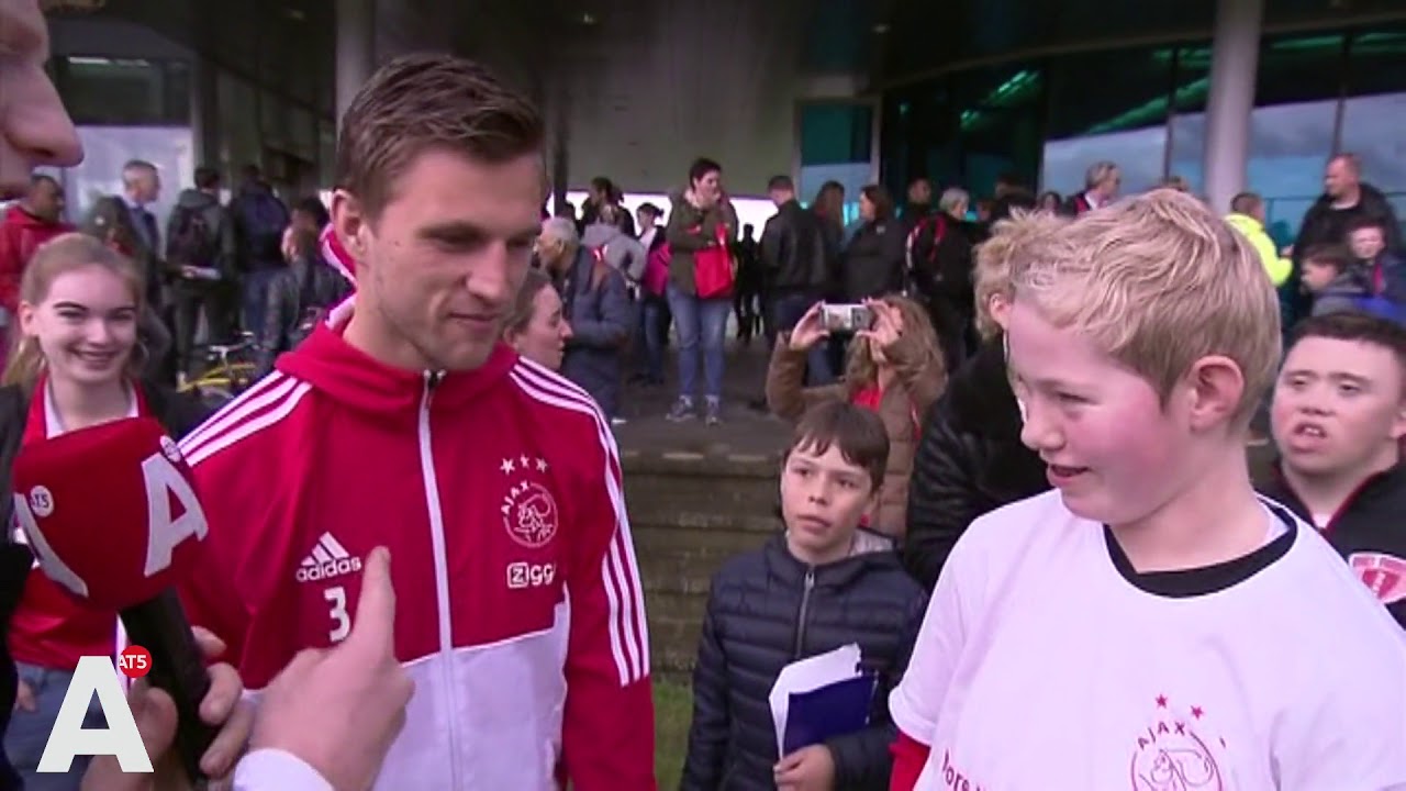 Fans met beperking voetballen een dagje samen met Ajax
