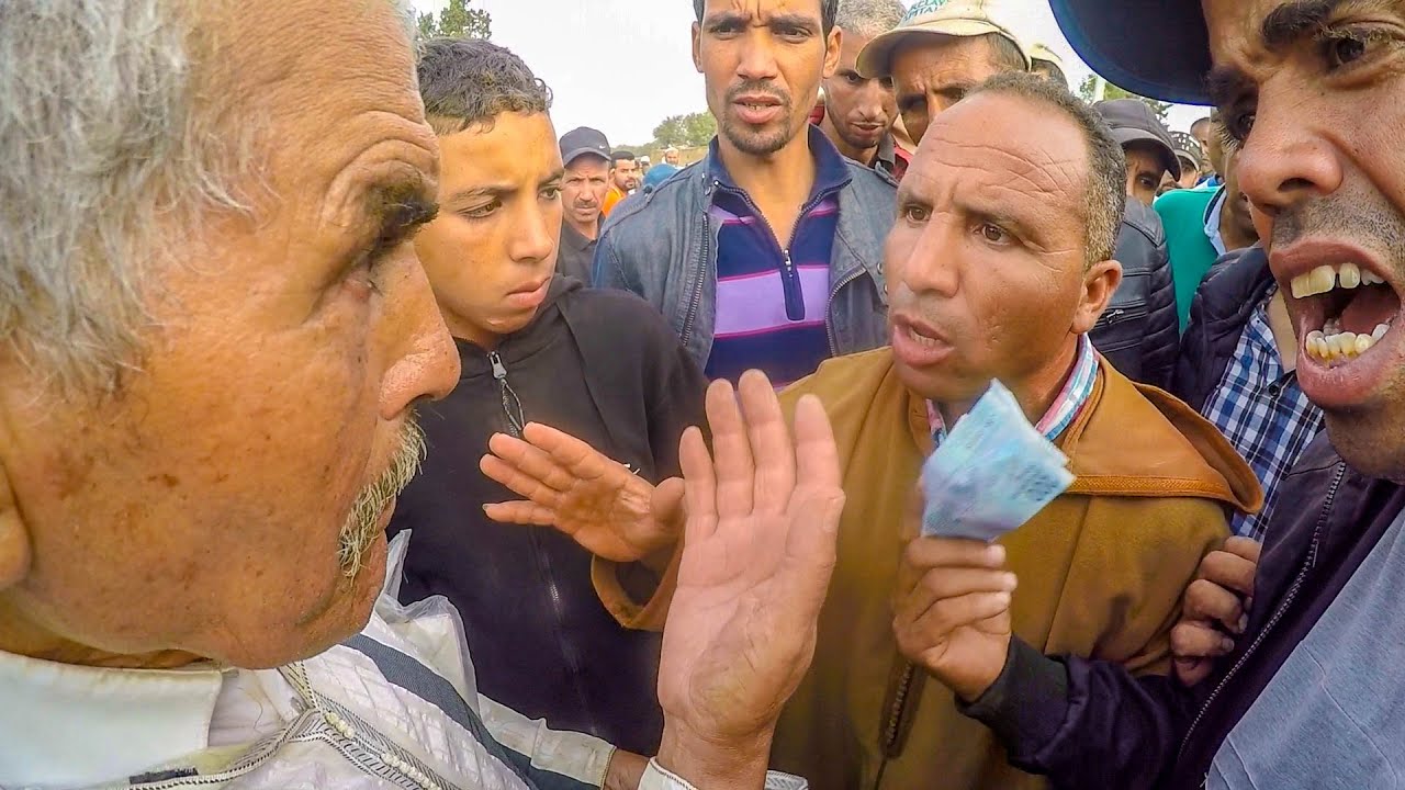 رجل شيباني من مدينة تازة كيزور سوق الخميسات اول مرة باش يبيع عودو الوحيد حس بالغربة وسط الوطن ديالو