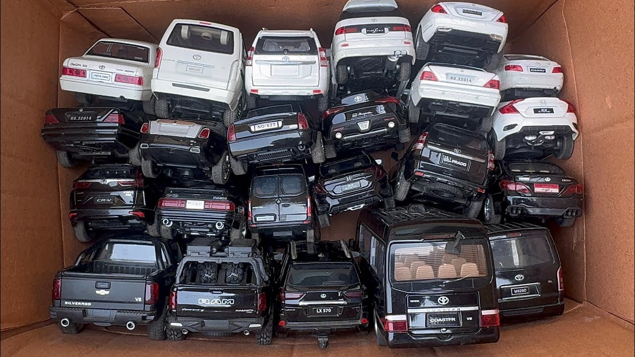Vamos a elegir coches a escala diecast negros: Mercedes, Toyota, Mitsubishi Pajero, Honda Civic.