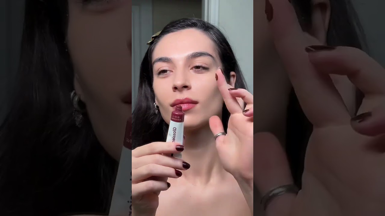 @Glossier  is that girl ✌️🙅🏻&zwj;♀️
