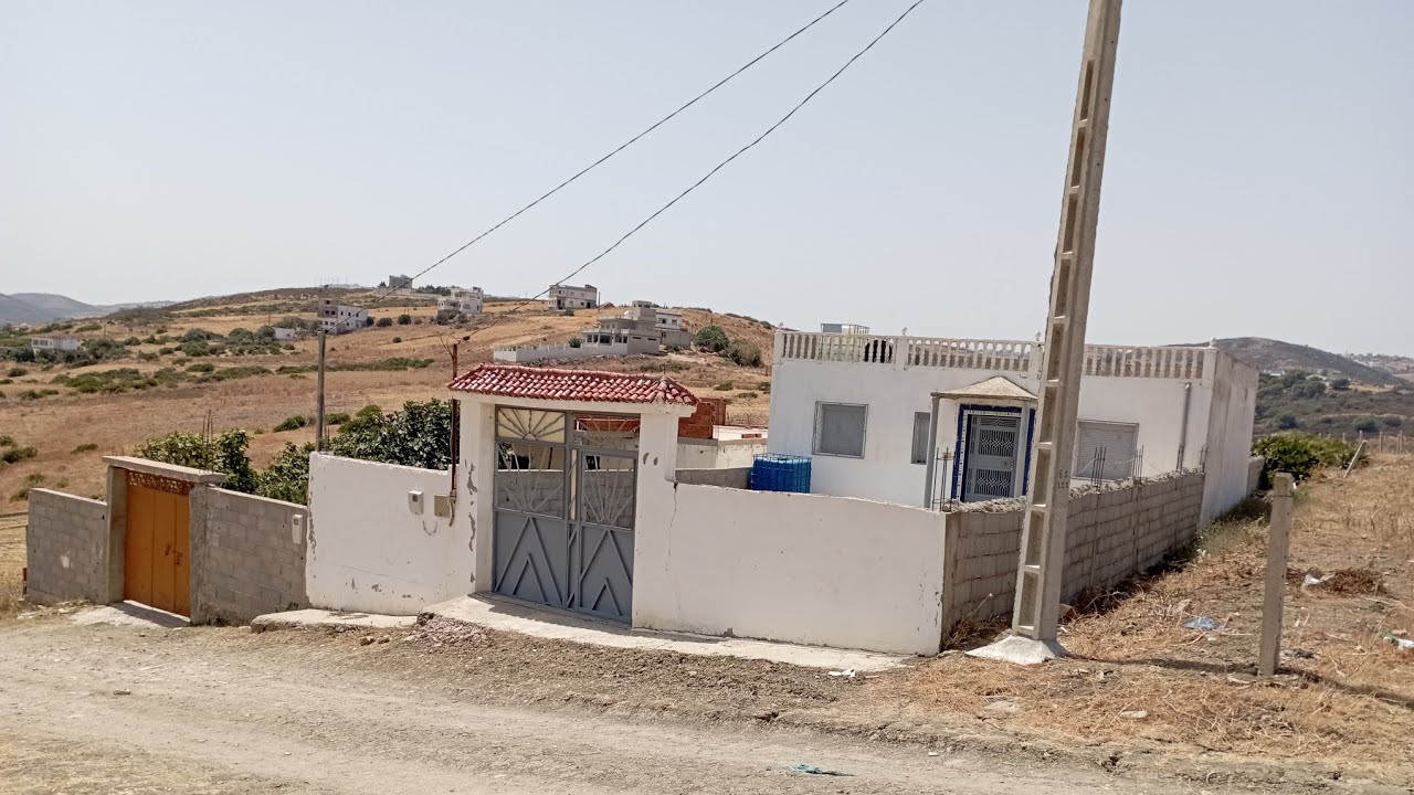 منزل 🏡 وغرسة محفضة مساحة 302مترموقع رائع جدا قريبة من الشاطئ🏖️0703640826منطقة سيدي قنقوش طنجة
