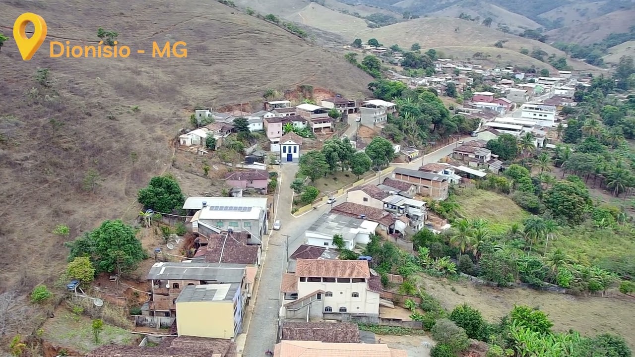 Imagens de drone sobrevoando a cidade de Dionísio - Minas Gerais.