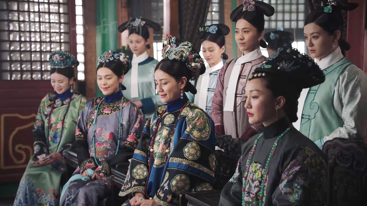 后宫嫔妃争奇斗艳，唯独如懿素净如常只梳平常旗头，一出场气质碾压全场！