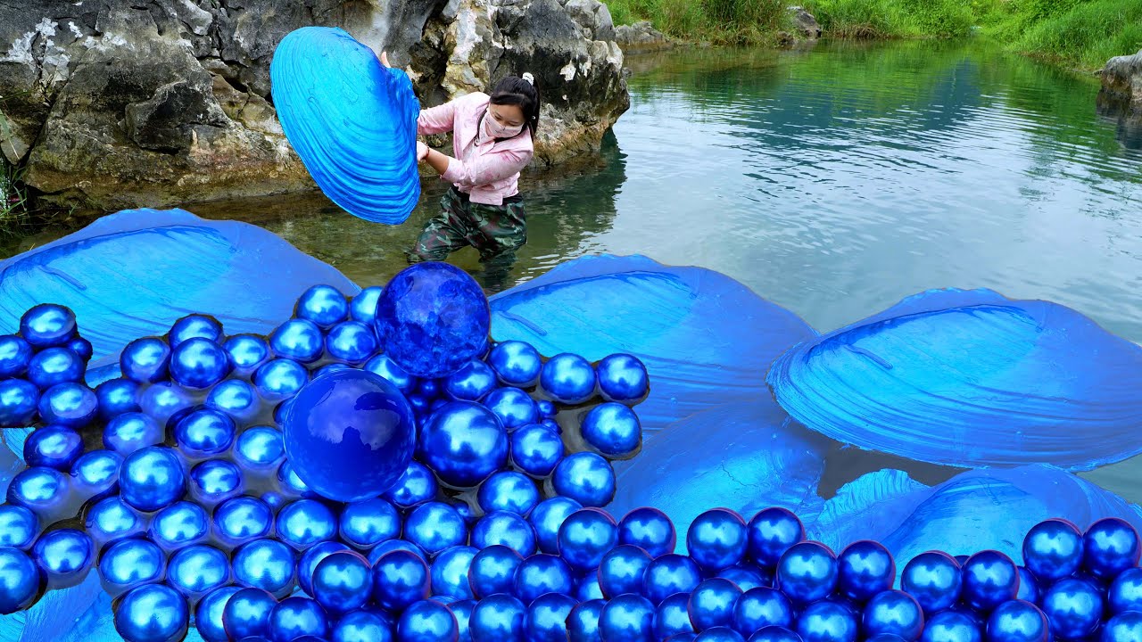 Giant blue clams grow in the deep pool, nurturing countless precious and charming blue pearls inside