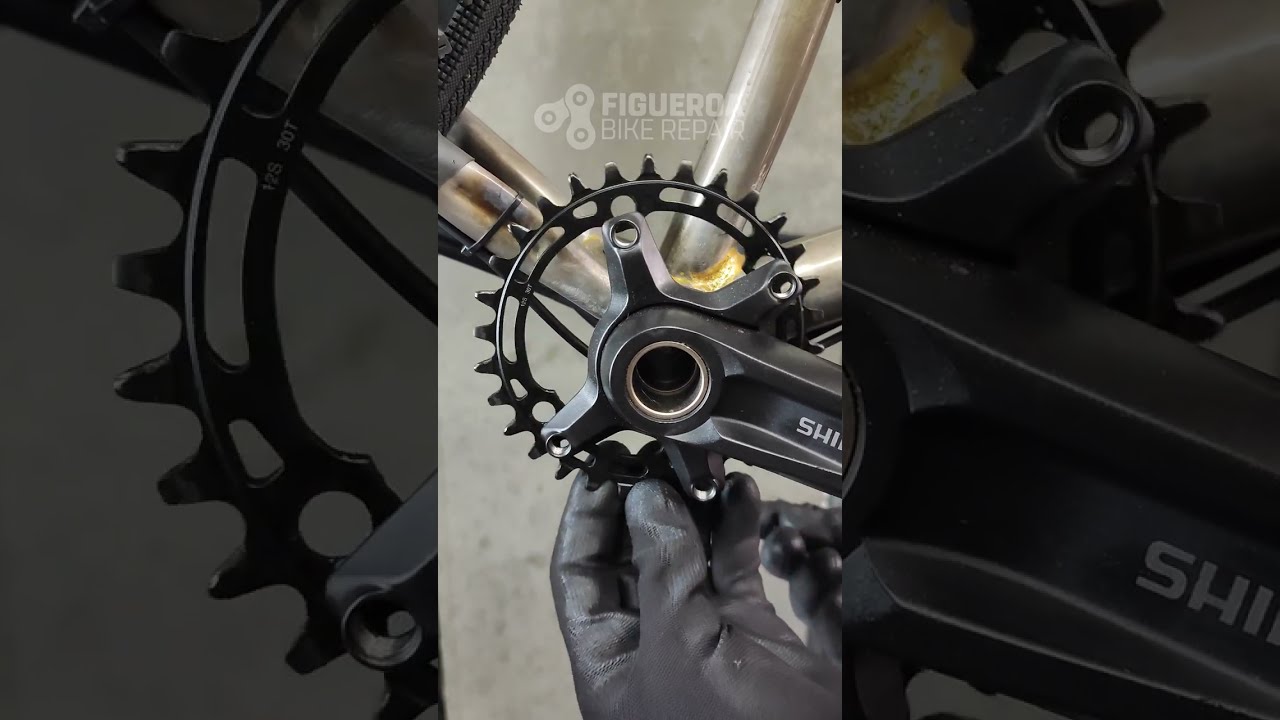 Como cambiar una coronilla en un mono plato Shimano sin desmontar el pedalier .