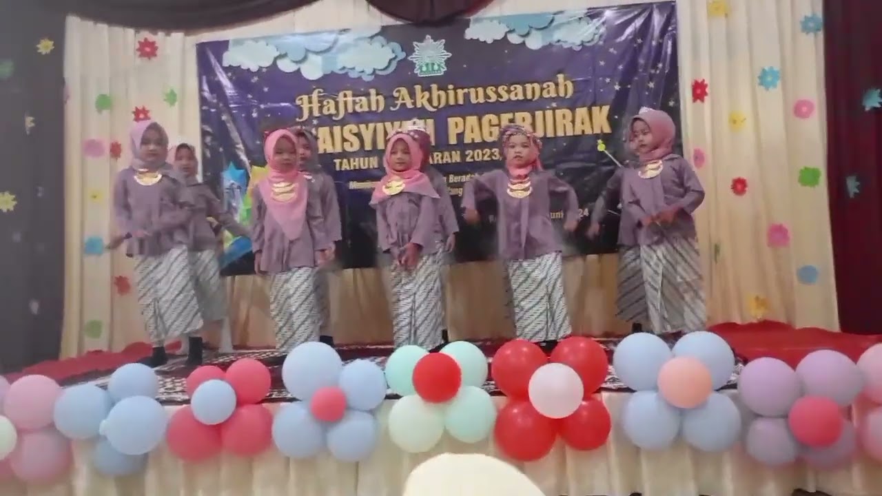 Tari Assalamu'alaikum, anak kelompok B di acara Haflah Akhirussanah tahun ajaran 2023/2024