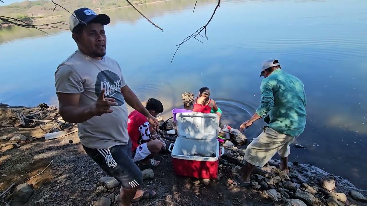 IMPACTANTE se desborda presa y arroja miles de tilapias gigantes y lobinas por el rio SI MON  feliz