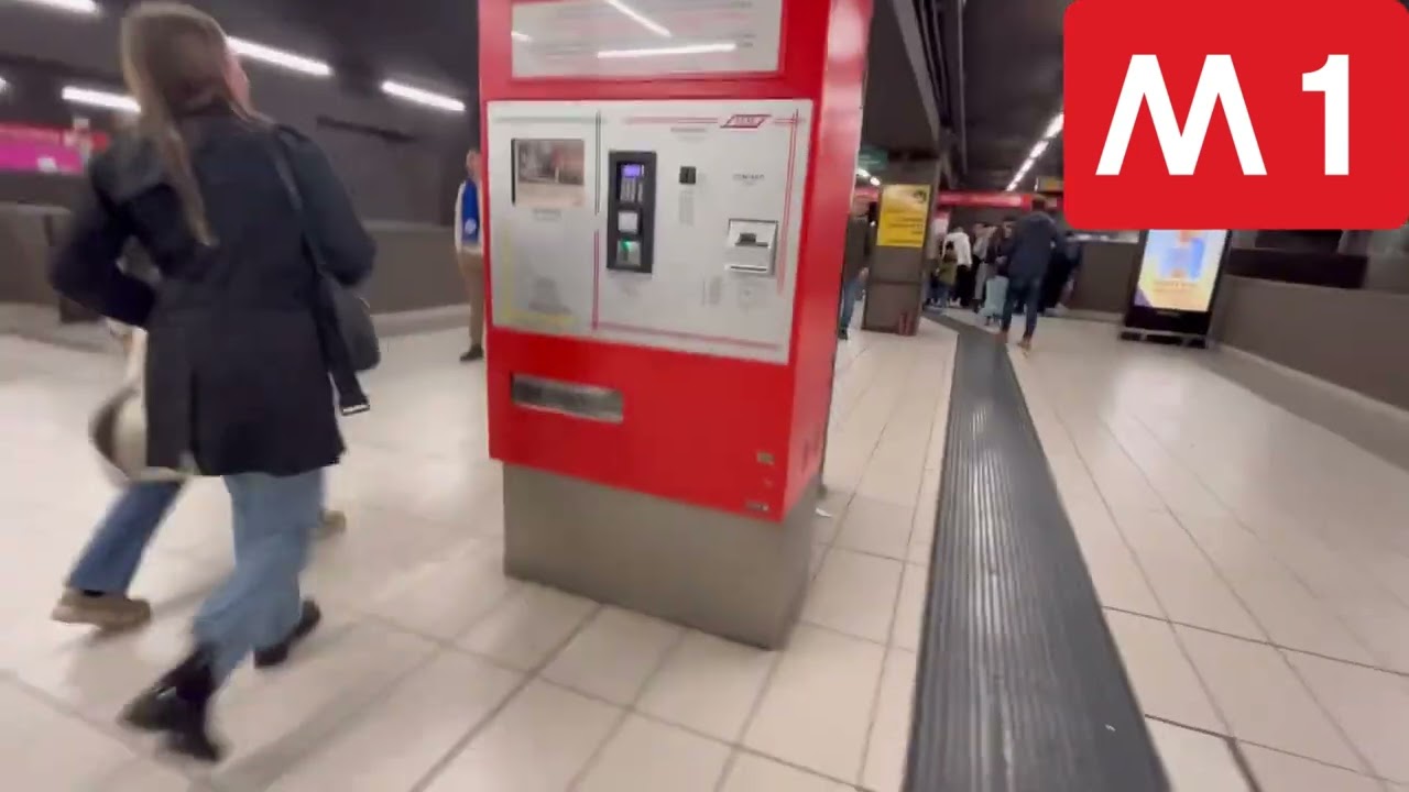 Metro tour milano M1 cordusio e duomo in direzione Rho Fiera Milano e Bisceglie