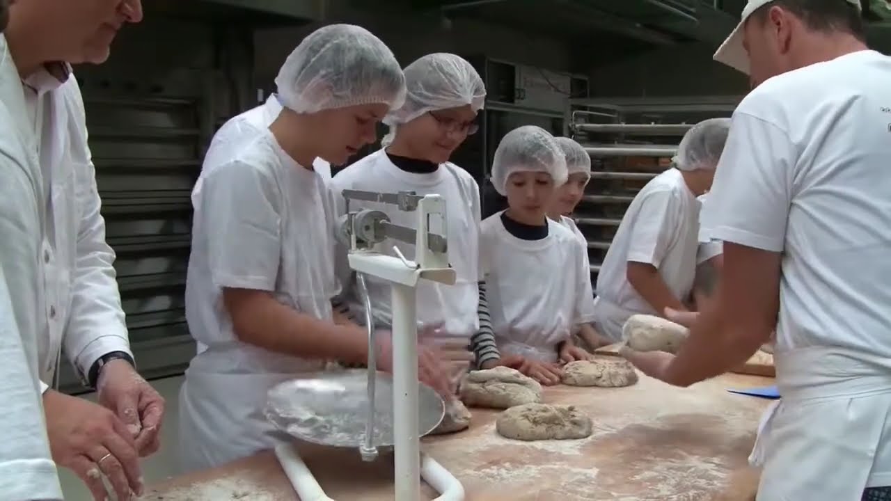 Brot für die Welt - Kirchenpräsident  Joachim Liebig beim Brot backen !