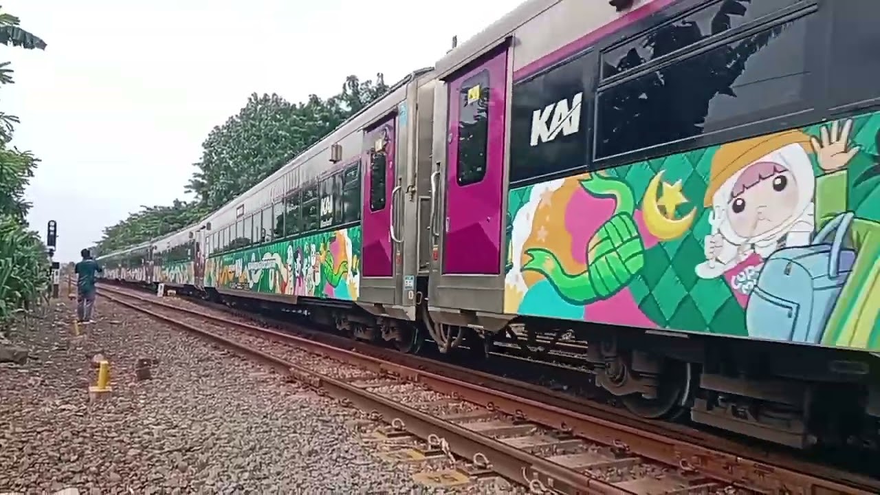 Hunting pagi Stasiun Surabaya Gubeng KA Argo semeru & Argo Wilis memakai livery TUTI AND FRIENDS