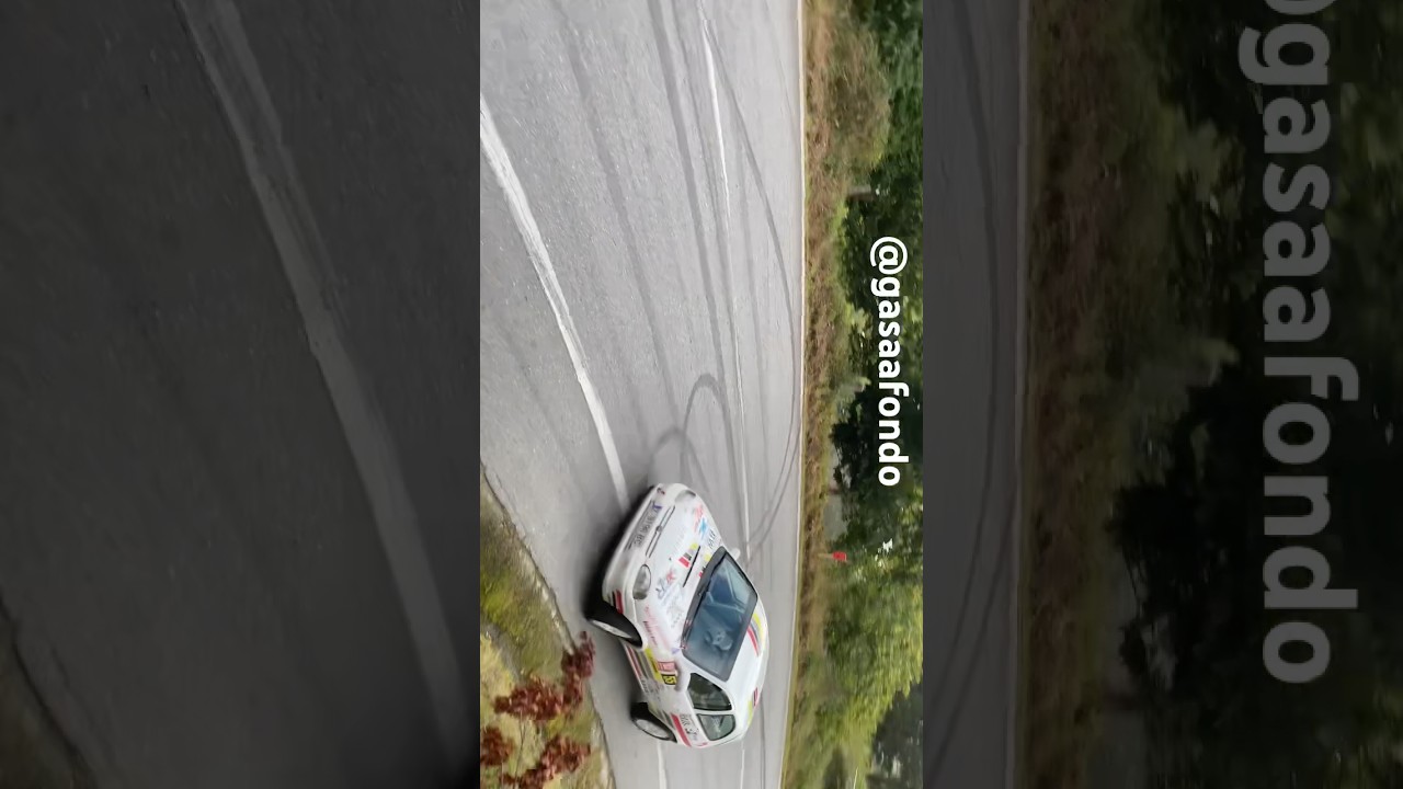 Coompos a los mandos de su corsa b en la subida a Ponte Caldelas 2023