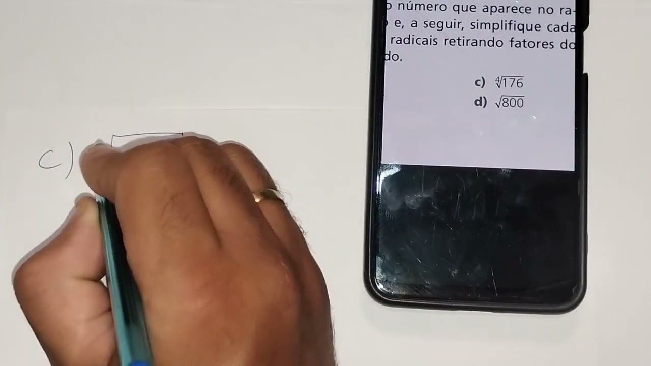 Fatore o número que aparece no radicando e, a seguir, simplifique cada um dos radicais retirando ...