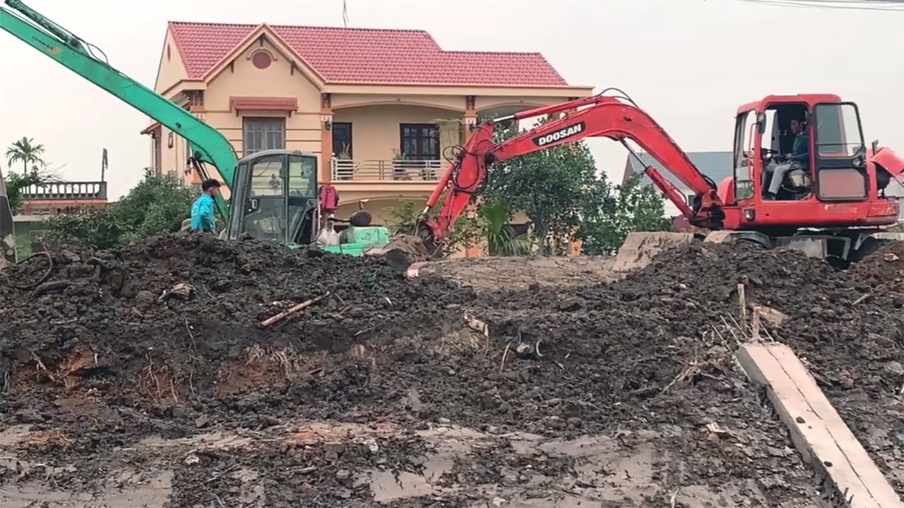 Máy xúc Doosan múc san đất trên đường bờ sông/Máy xúc làm việc