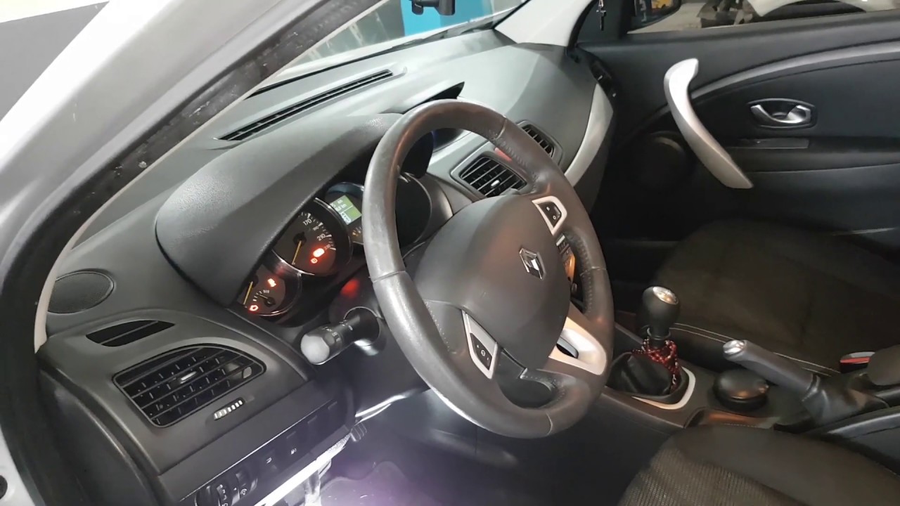 Renault Fluence - Troca de lâmpada do Farol - Conector da lanterna traseira derretido