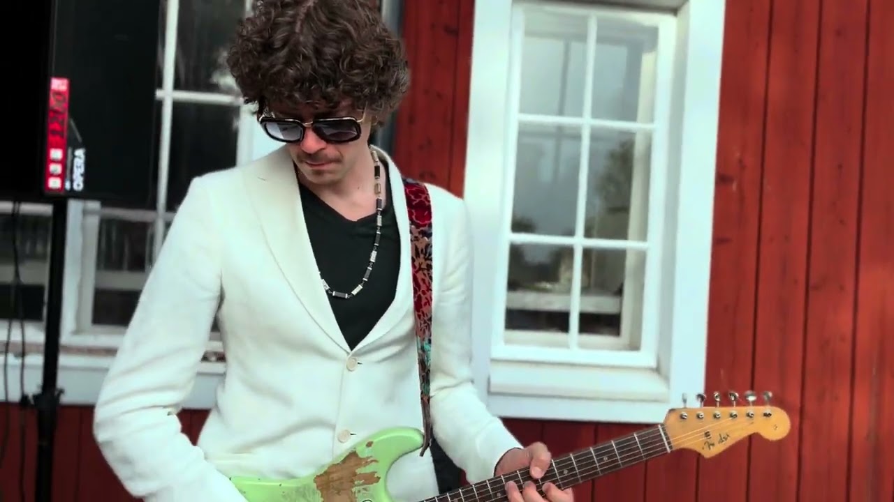 Perhaps the best cover ever of Dire Straits' 'Sultans of Swing'