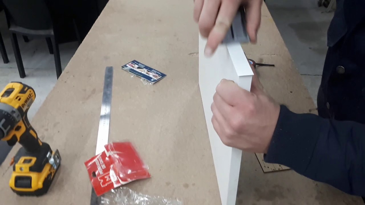 PEGADO DE CANTO DE PVC AUTOADHESIVO