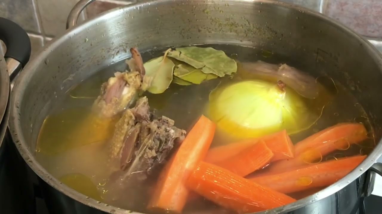 Как сделать Прозрачный куриный бульон из домашней курицы, очень вкусный