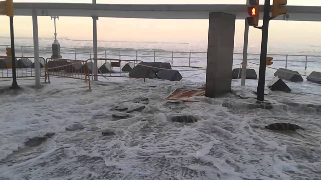 Olas temporal Gij&oacute;n 2014