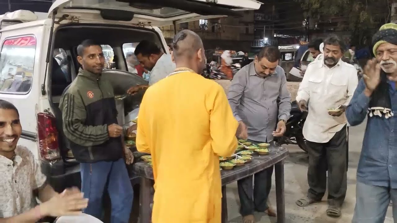 इस्कॉन प्रचार केंद्र द्वारा तेलीपारा स्थित डॉली ड्रेसेस के पास प्रसाद वितरण एवं कीर्तन किया गया 🙏