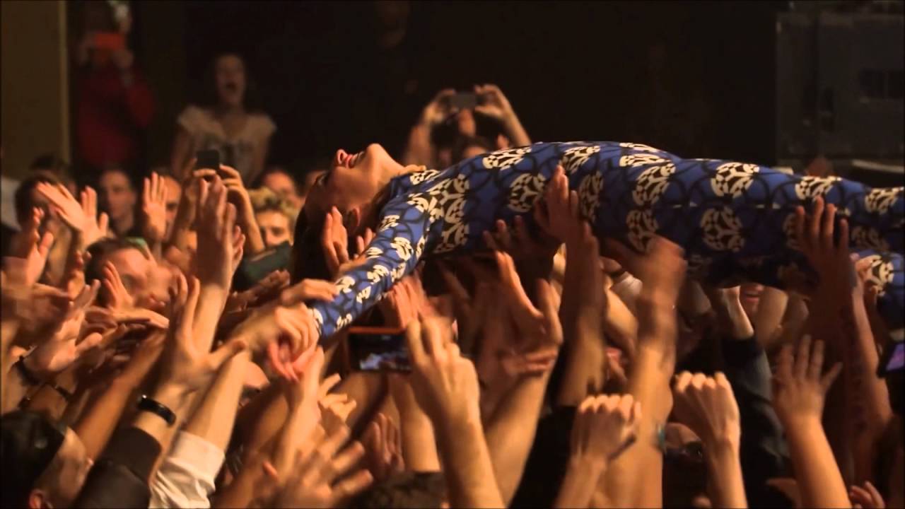 YELLE : Bête de scène et reine du dancefloor ( Complètement Fou Dance )
