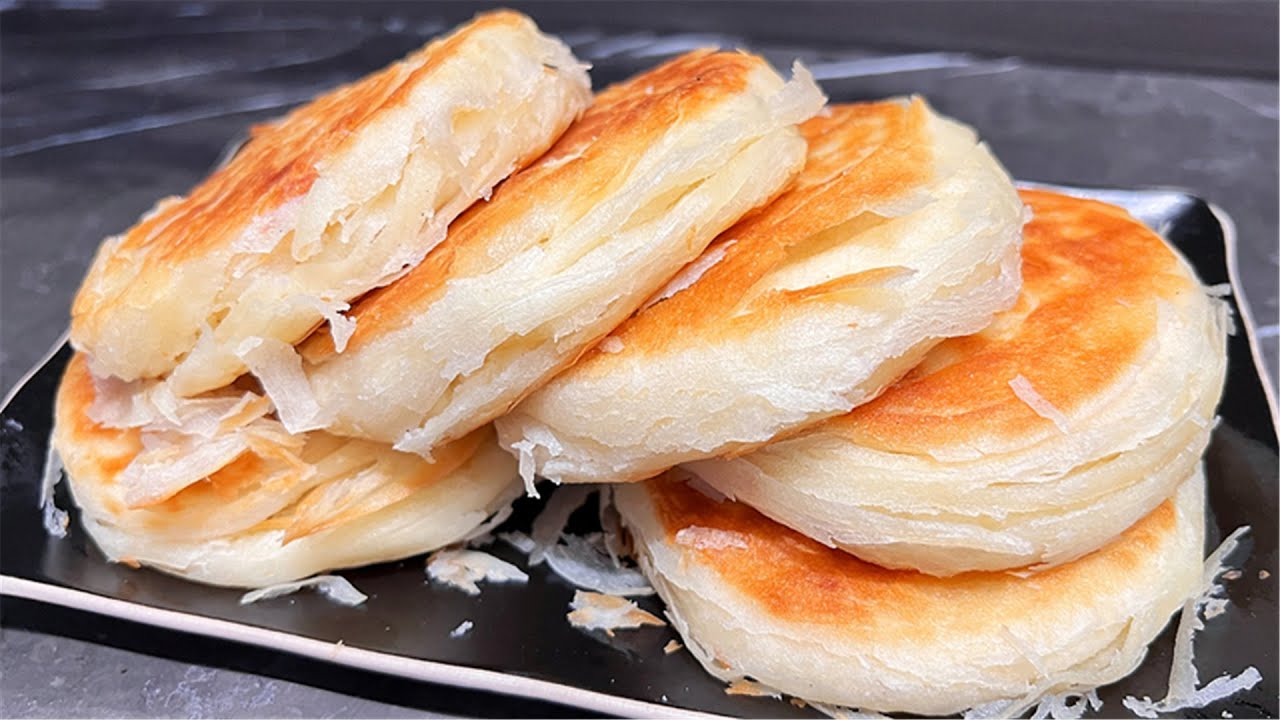 这个小饼排队才能买得到，外酥里软，一碰就掉渣，卷肉卷菜都好吃