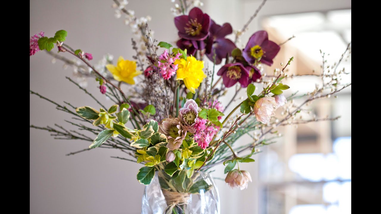 Forårsbuket med blomster fra haven