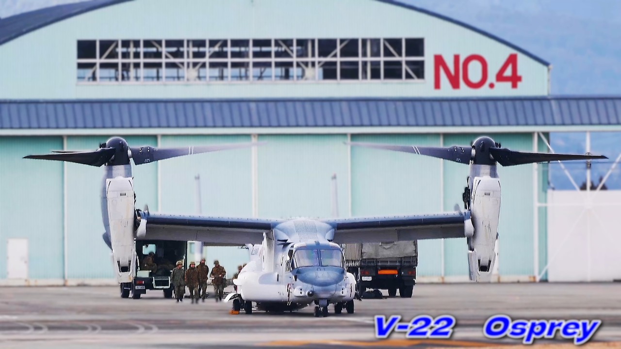 阿蘇くまもと空港滑走路から飛び立つV-22オスプレイ。A V-22 Osprey takes off from an airport runway.