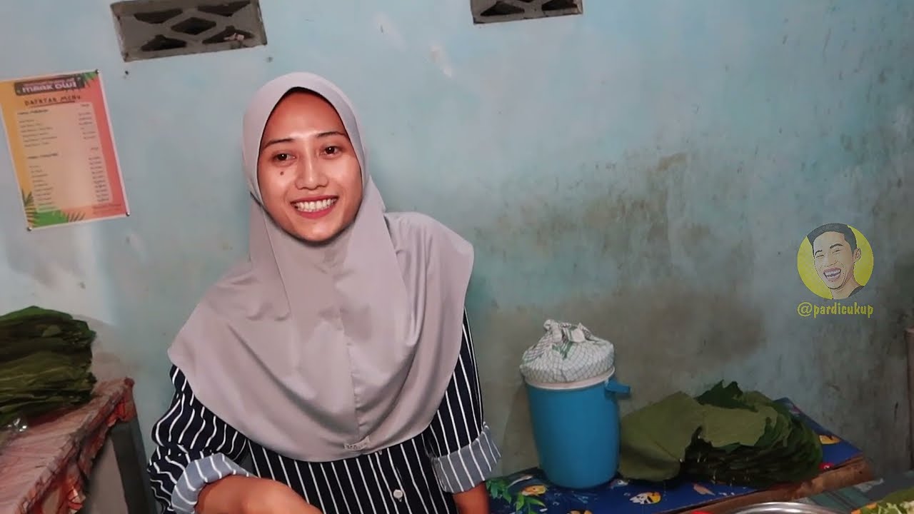 Berburu kuliner di dekat monumen reog! Makan malam sego pecel rica-rica bungkus godong jati!