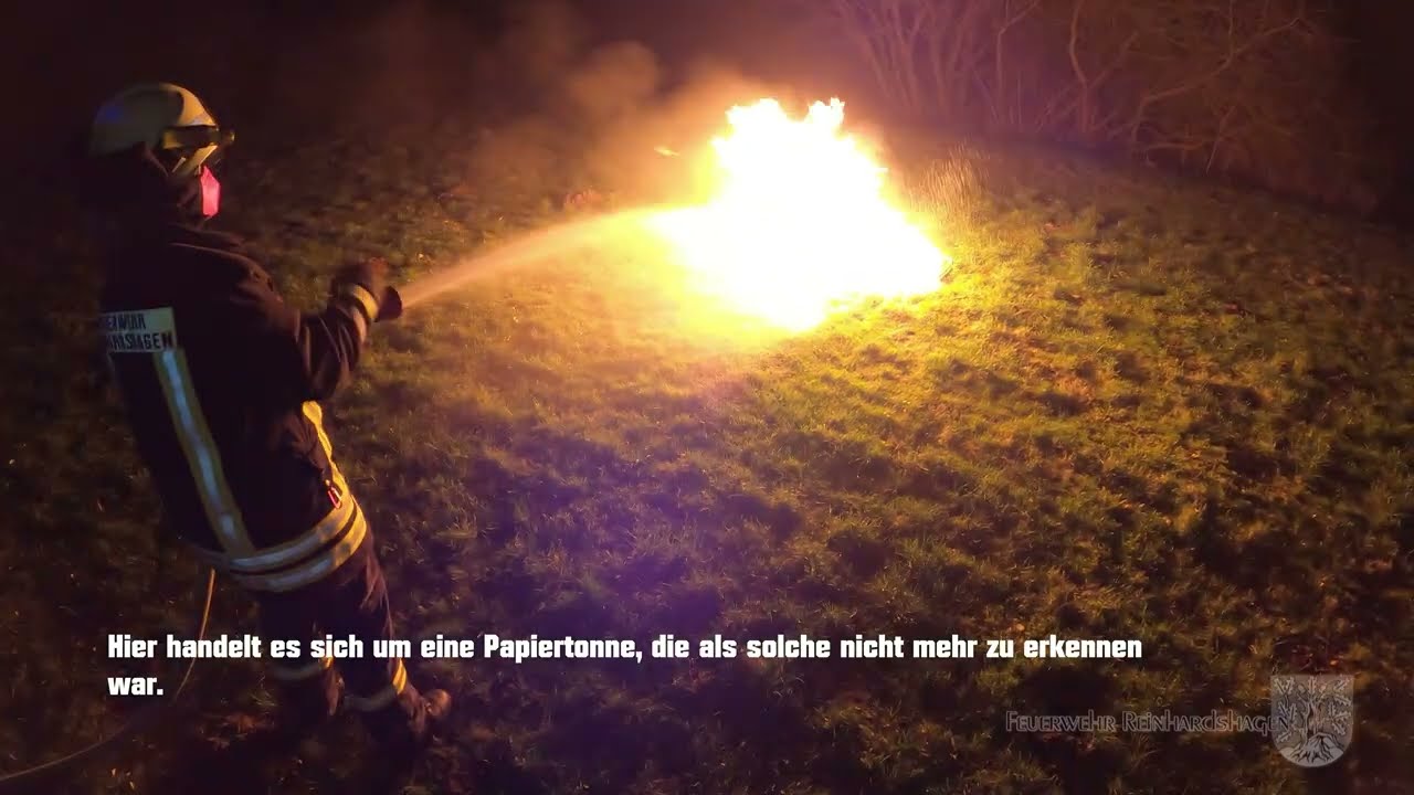 Brandeinsatz / mehrfache Brandstiftung/ Heumiete, Mülltonnen / Feuerwehr Reinhardshagen 13.02.22