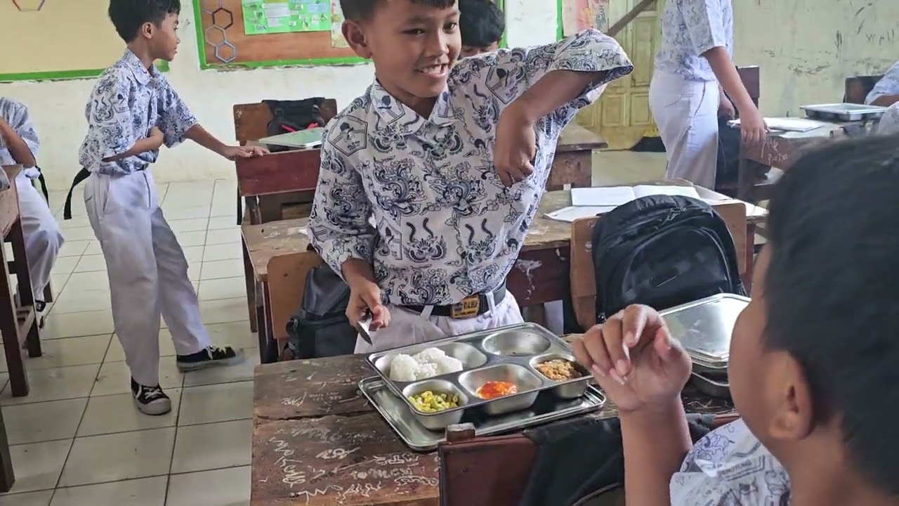 Semangat banget makan MBG