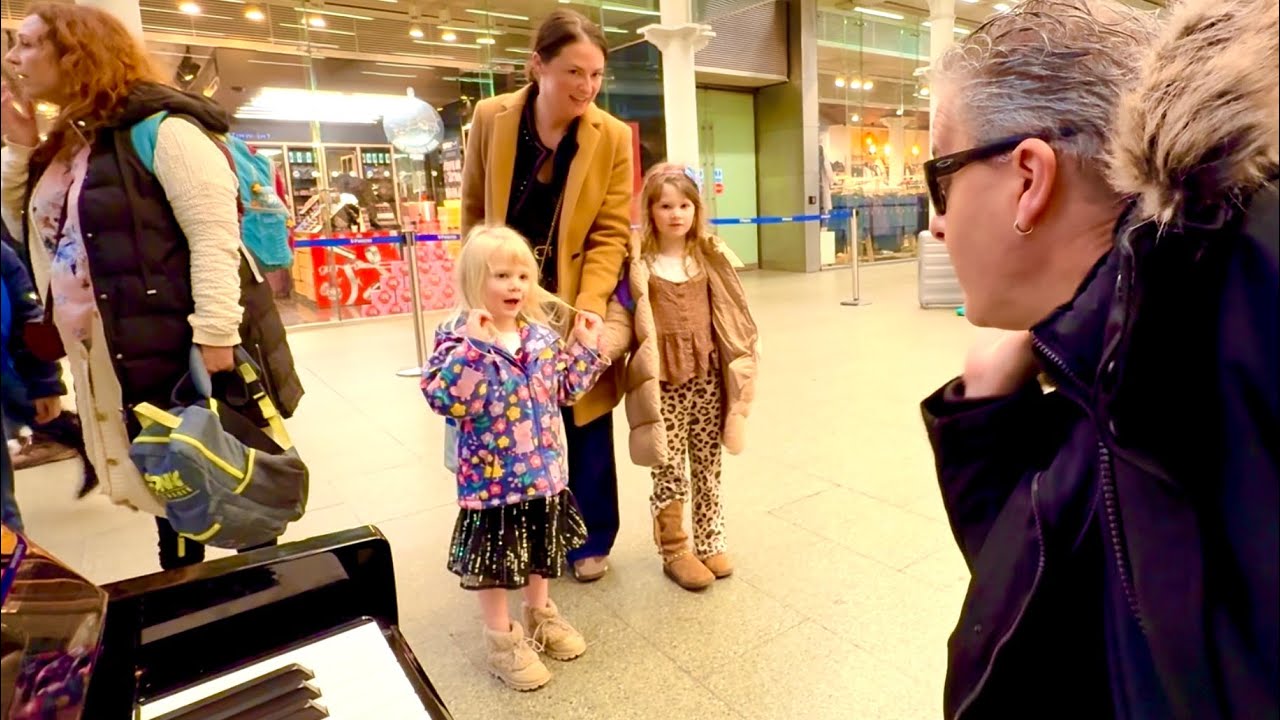 Little Girl Asks For Her Favourite Song At The Piano #piano #boogiewoogie #jazzmusic #christmas