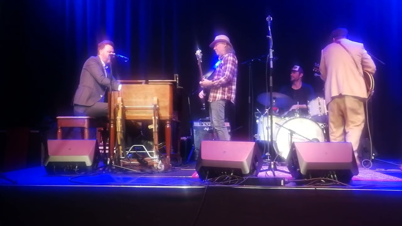 Nello & The Helping Hand Blues Band – 5