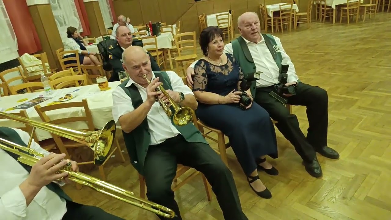 Bál s Babouky na Hosíně končí tradičně u stolu polkou V jednom krásném rozmaru 