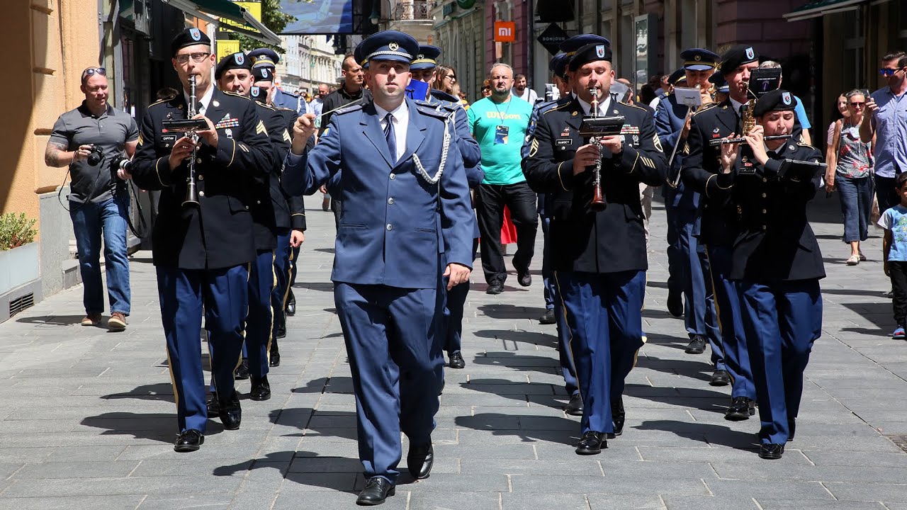 Defile vojnih orkestara OSBiH i američke vojske kroz centar Sarajeva